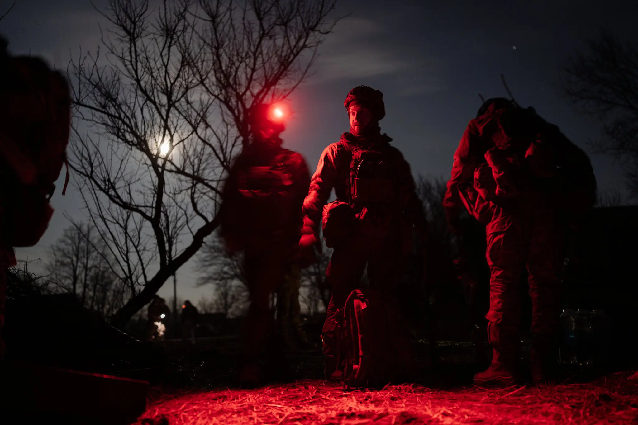 Українські військові підготували зброю та боєприпаси, готуючись до наступу на російських солдатів на сході України на початку цього місяця